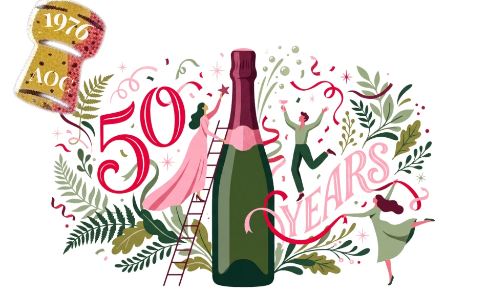 50 ans de Crémant d’Alsace : une bouteille de fête entourée de fleurs et de verres