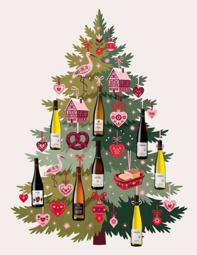 Sapin de Noël décoré de vins et de symboles alsaciens